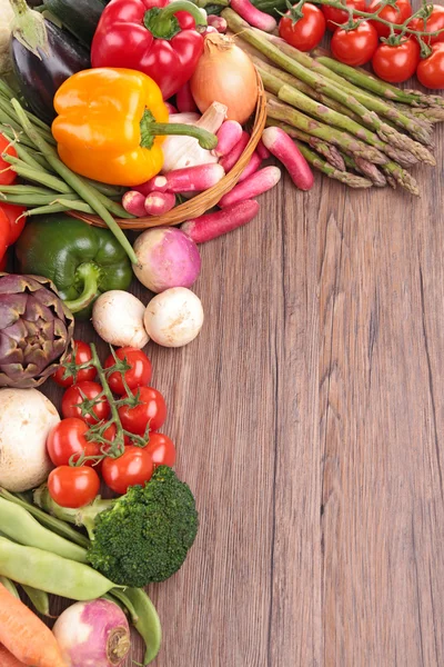 Hälsosamma ekologiska grönsaker på en trä bakgrund — Stockfoto