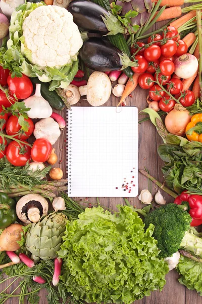 Cuaderno abierto con surtido de verduras —  Fotos de Stock