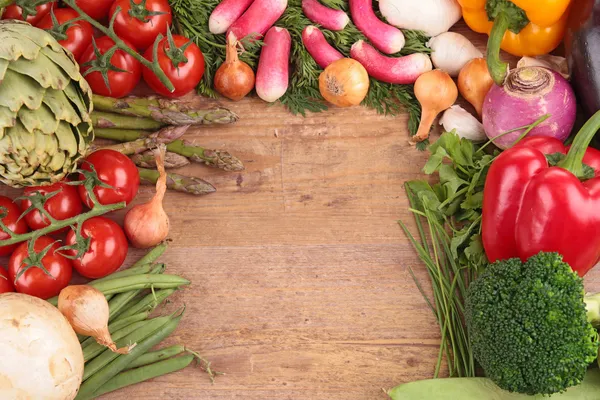 Verduras sobre fondo de madera — Foto de Stock