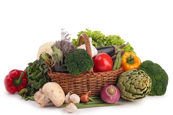 Cesta de vime com legumes — Fotografia de Stock