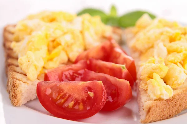 Pan con huevos revueltos y tomate — Foto de Stock