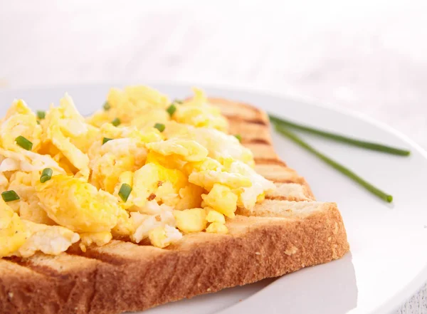 Pan con huevos revueltos — Foto de Stock