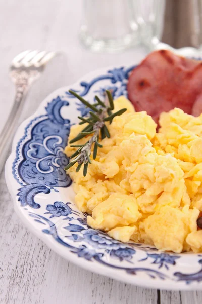 Scrambled eggs and bacon — Stock Photo, Image