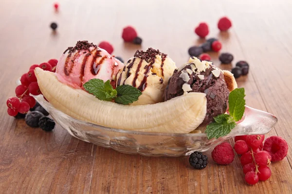 Wyśmienity banana split — Zdjęcie stockowe