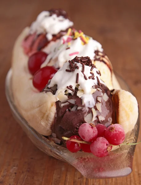 Wyśmienity banana split — Zdjęcie stockowe