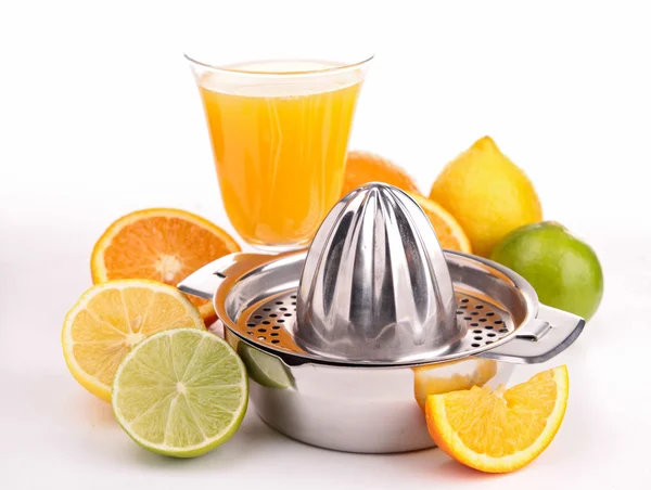 Citrusvruchten en juicer — Stockfoto