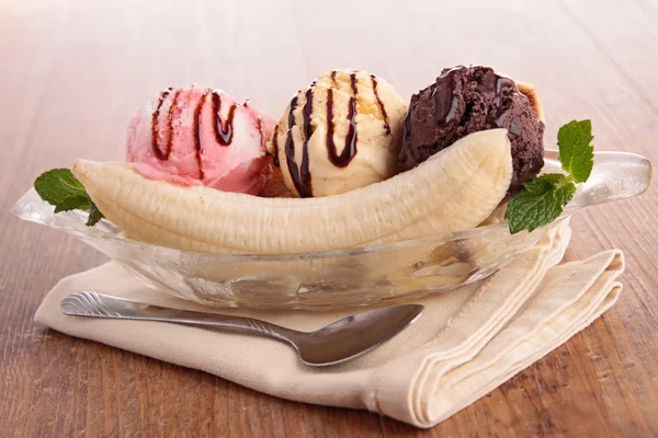 Wyśmienity banana split — Zdjęcie stockowe