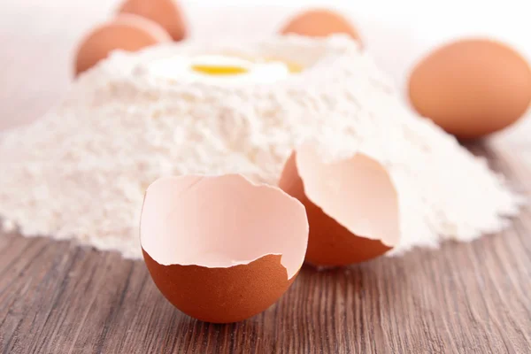 Flour and egg — Stock Photo, Image