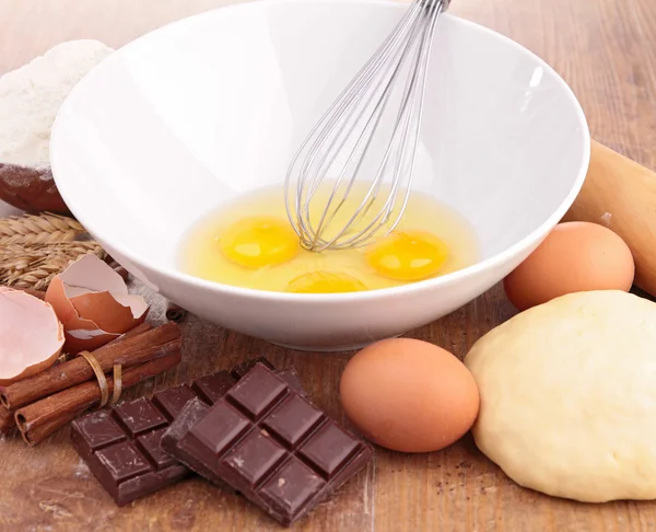 Мука, яйцо, шоколад и ингредиенты — стоковое фото
