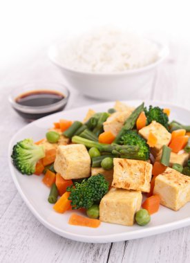 Kızarmış tofu ve vegeatbles
