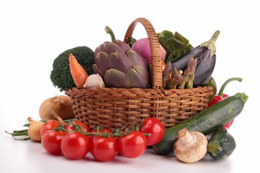 beyaz üzerine çiğ sebze yığını