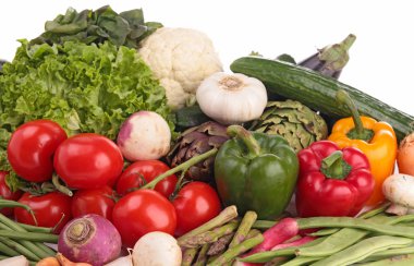 beyaz üzerine çiğ sebze yığını