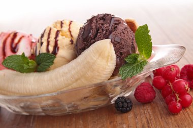 gurme banana split ve çilek