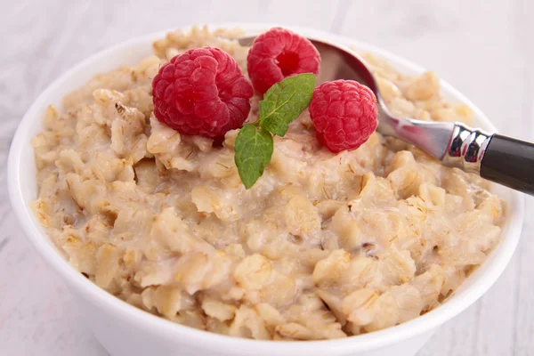 Oatmeal with raspberries — Stock Photo, Image