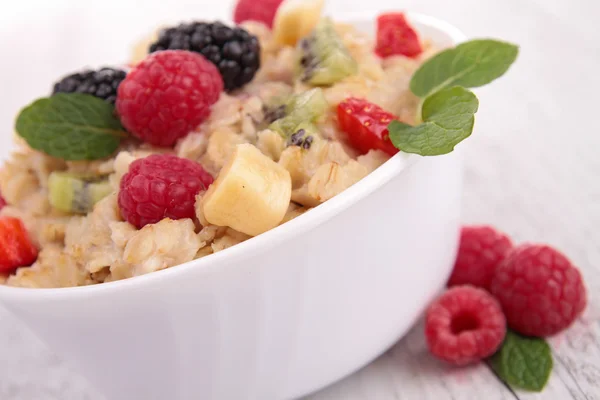 Oatmeal with berries — Stock Photo, Image