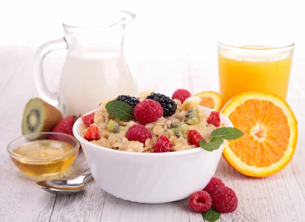 Healthy breakfast, porridge with berries — Stock Photo, Image