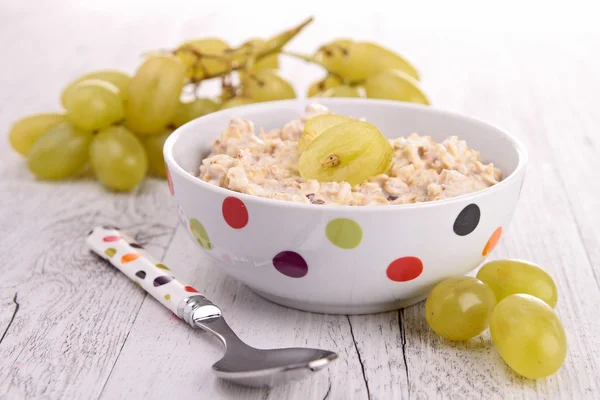 Oatmeal with grapes — Stock Photo, Image