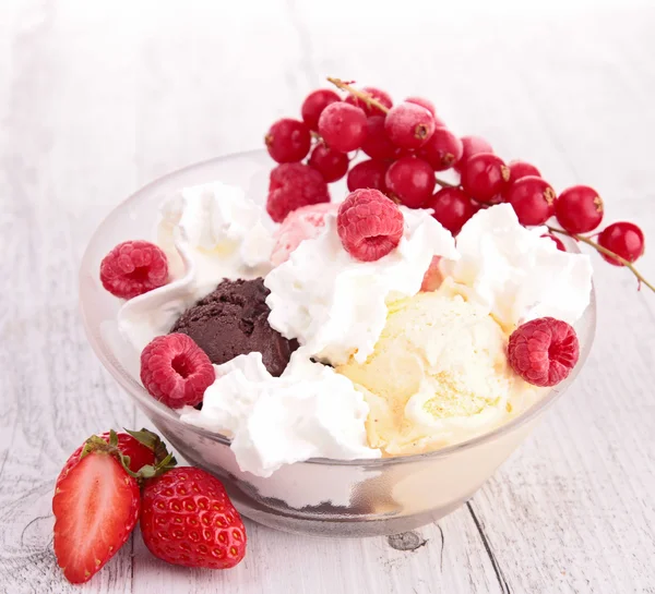 Ice cream and berries fruits — Stock Photo, Image