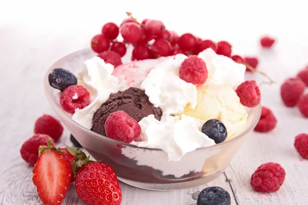 Ice cream and berries fruits — Stock Photo, Image