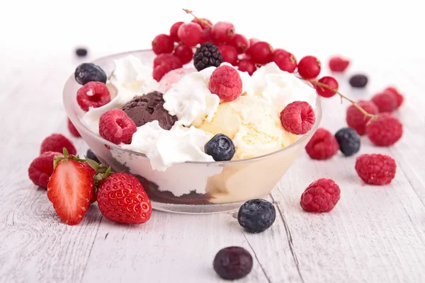 Ice cream and berries fruits — Stock Photo, Image