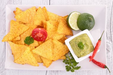 tortilla cips ve guacamole