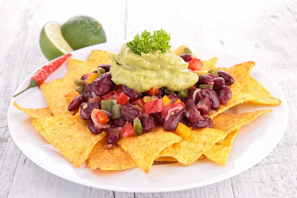 Tortilla-Chips mit Gemüse, Nachos — Stockfoto