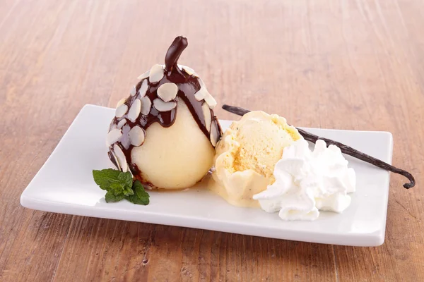 Päron med choklad sås och vaniljglass — Stockfoto