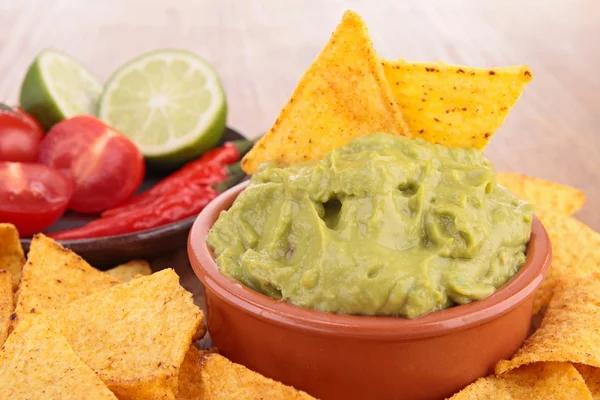 Bowl of guacamole and tortilla chips — Stock Photo, Image