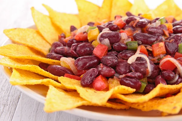 Teller mit Nachos — Stockfoto