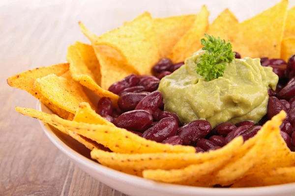 Piatto di nachos con guacamole — Foto Stock