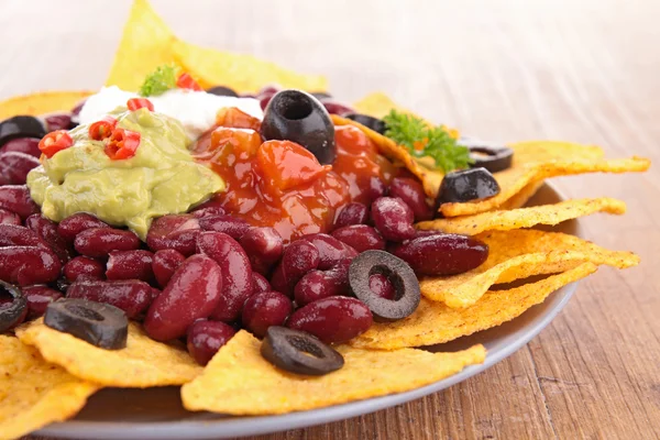 Piatto di nachos con guacamole — Foto Stock