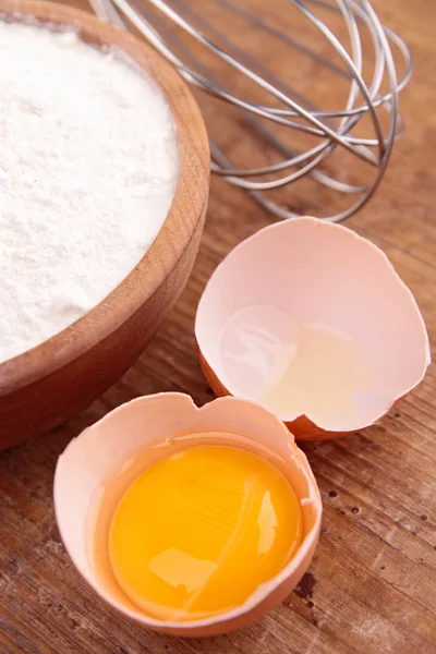 Egg and flour — Stock Photo, Image