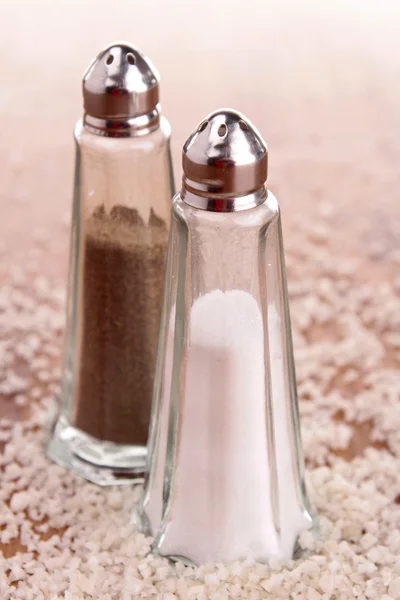 Pepper mill and salt — Stock Photo, Image