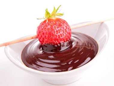 çilek ve çikolata sosu