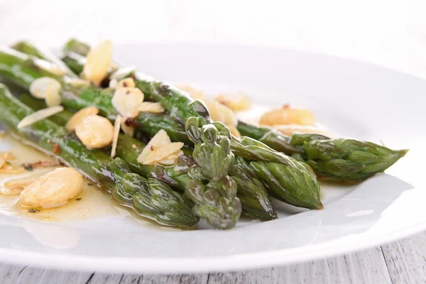 Piatto di asparagi con mandorle — Foto Stock