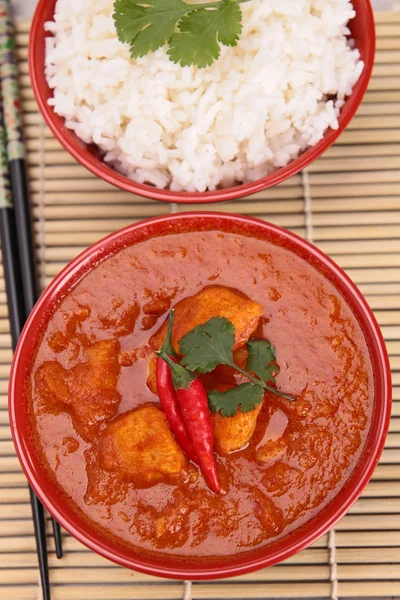 Bol de poulet au curry et riz — Photo