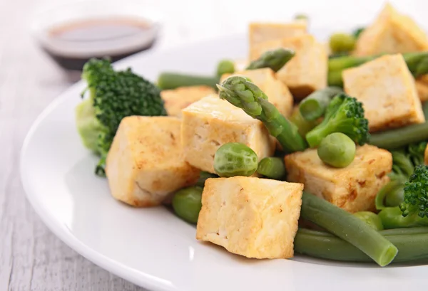 Tofu frit et légumes — Photo