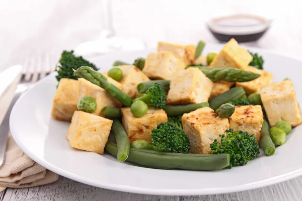 Tofu frito e legumes — Fotografia de Stock