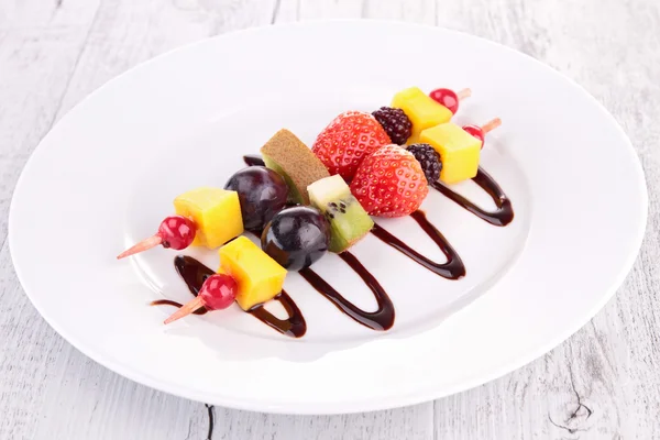 Brocheta de frutas y salsa de chocolate — Foto de Stock