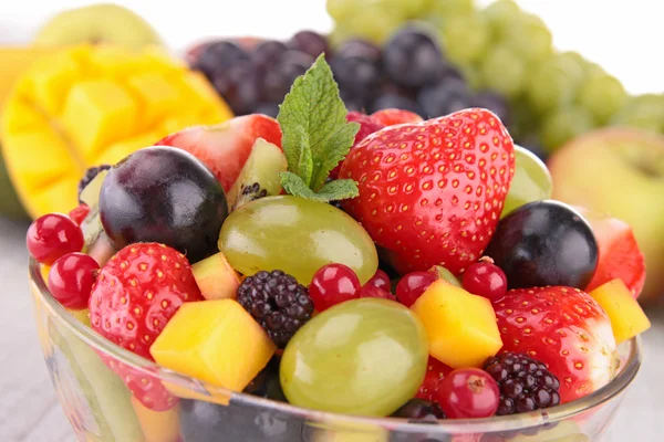Ensalada de frutas frescas en tazón — Foto de Stock