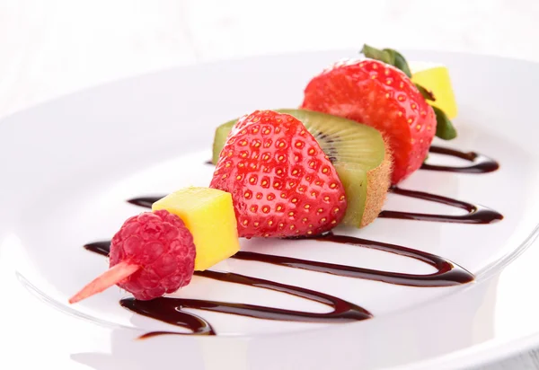 Fruit skewer and chocolate sauce — Stock Photo, Image