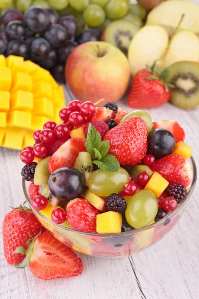 Salada de frutas frescas em tigela — Fotografia de Stock