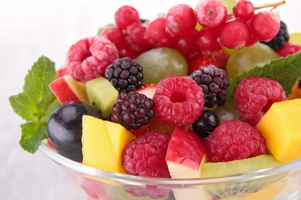 Ensalada de frutas frescas en tazón —  Fotos de Stock