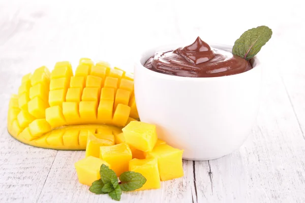 Шоколадный соус и манго — стоковое фото