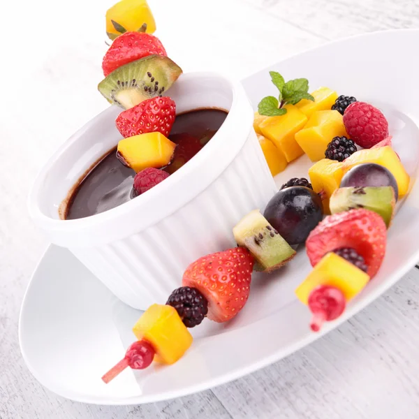 Brochette de fruits et chocolat — Photo