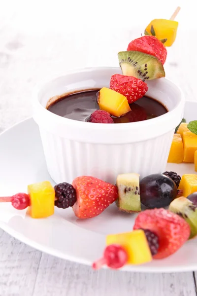 Espeto de frutas e chocolate — Fotografia de Stock