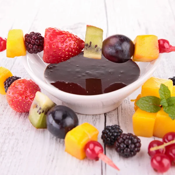 Szaszłyk z owocami i czekoladą — Zdjęcie stockowe