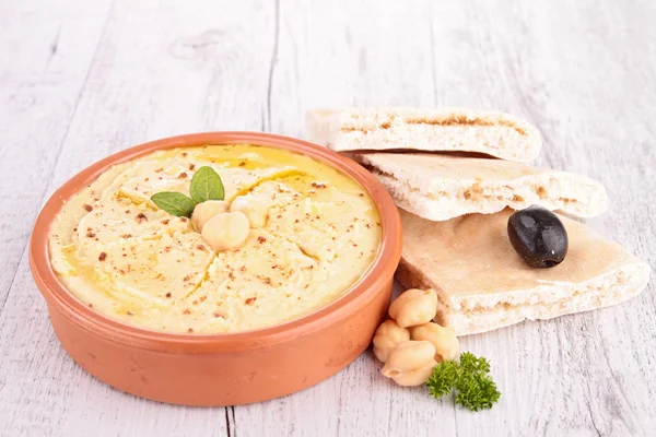 Bieten hummus en pita brood — Stockfoto