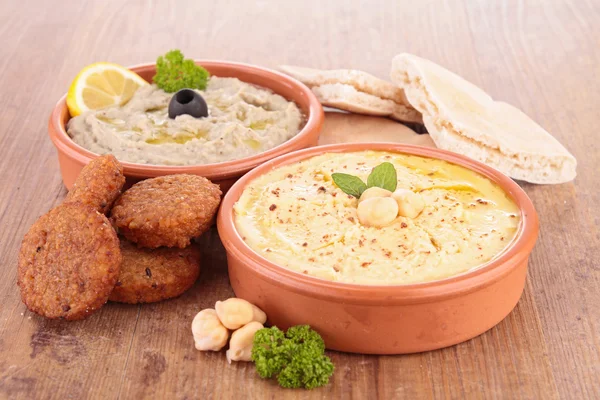 Hummus, Auberginen-Kaviar und Fladenbrot — Stockfoto