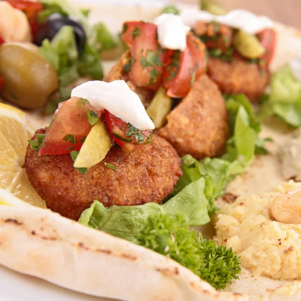 Pita bread with falafel and vegetables — Stock Photo, Image